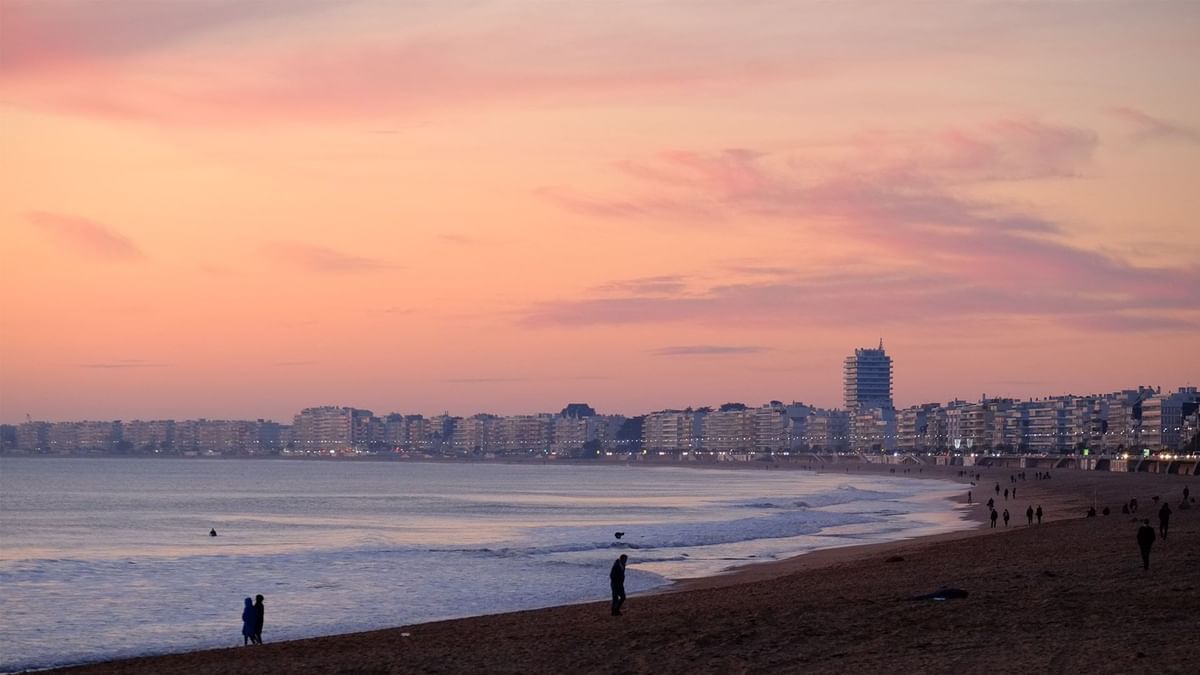 Vue aérienne de la plage et de la ville à l'aube près des Hôtels Oceania