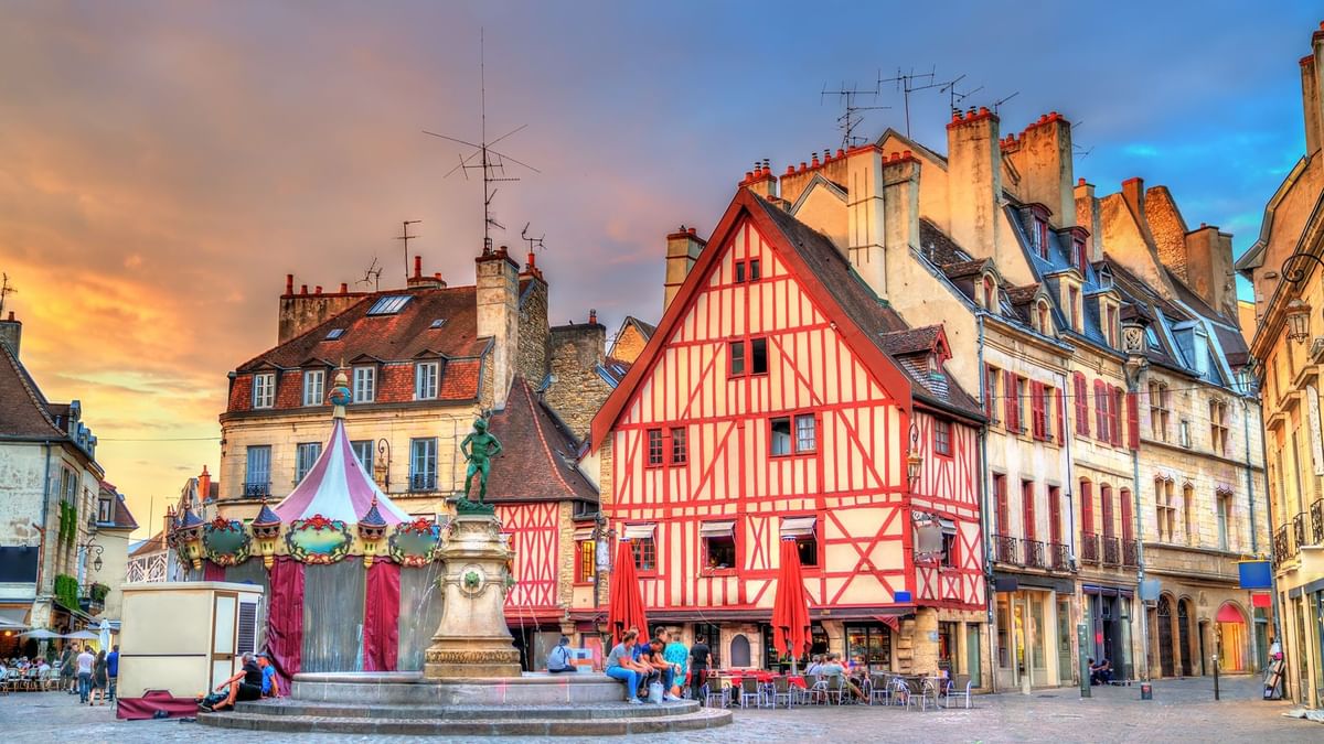Vue d'une rue bordée de bâtiments colorés près des Hôtels Oceania