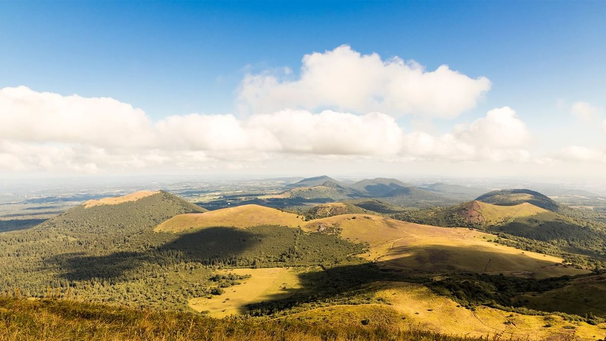 Vue aérienne de la Chaîne des Puys près des Hôtels Oceania