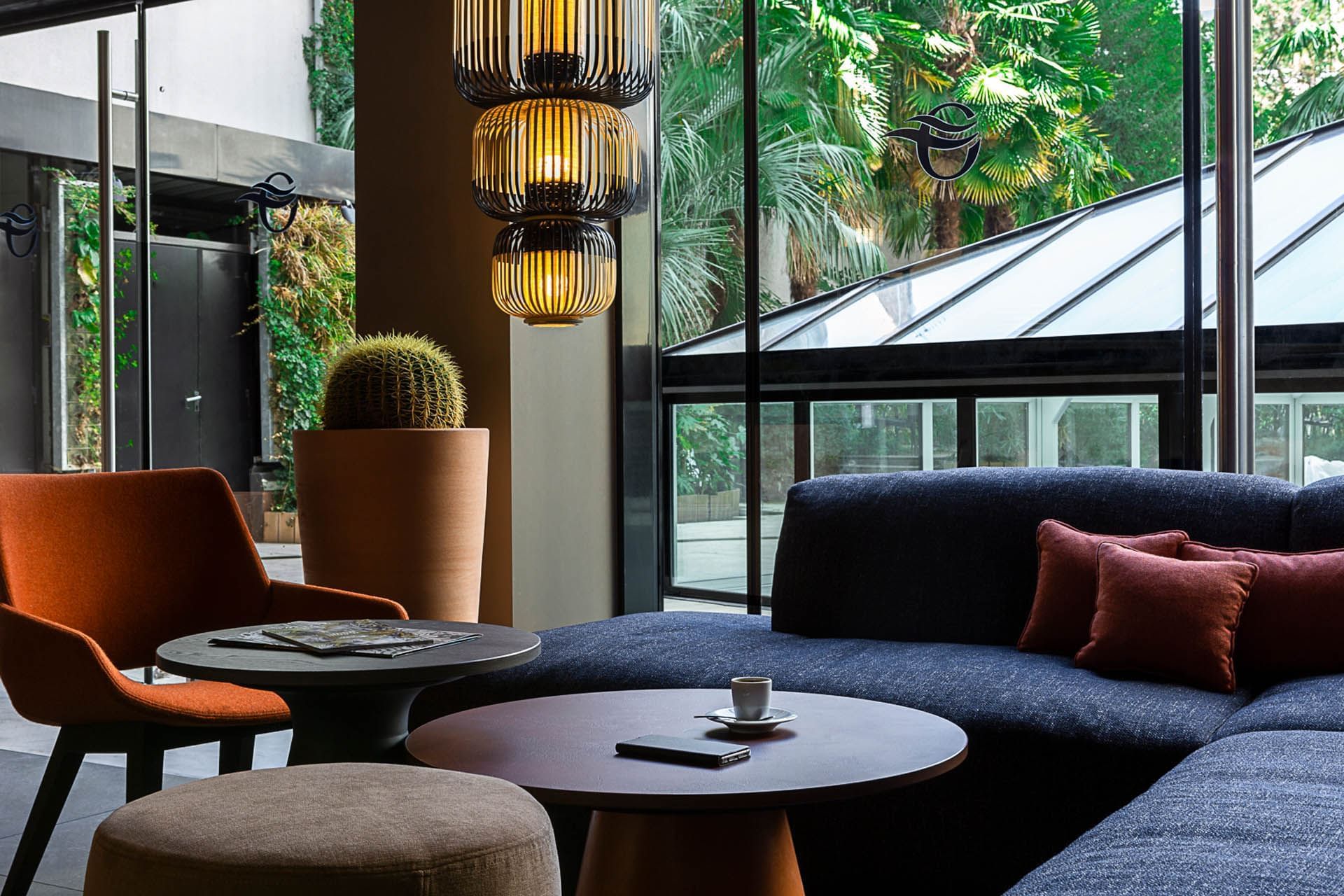 Hall aménagé avec des canapés à Oceania Hotels