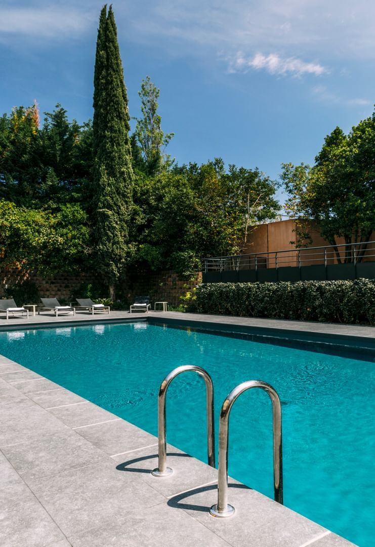 Zone de piscine extérieure aux Oceania Hotels