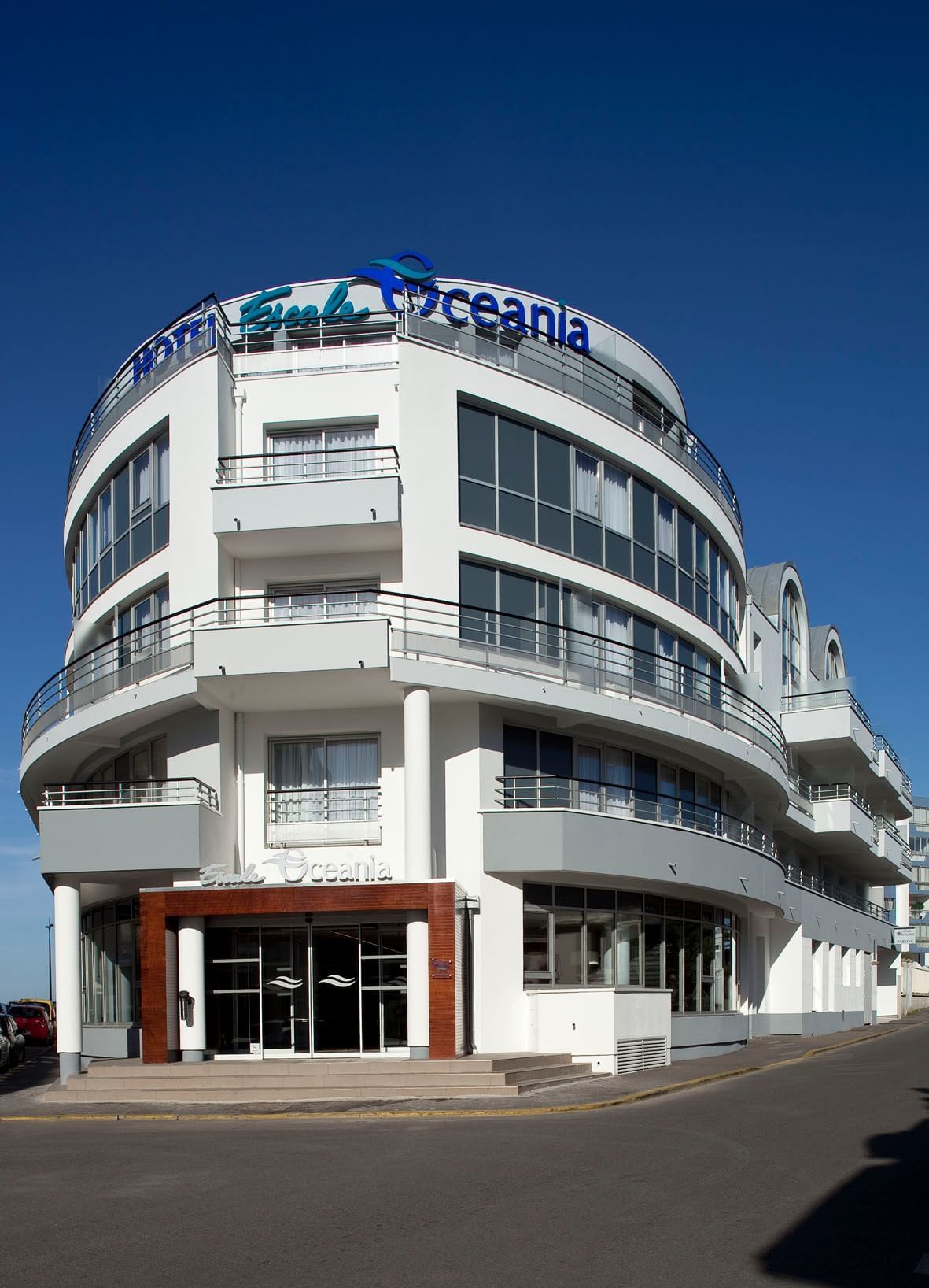 Vue extérieure de l'Escale Oceania près des Oceania Hotels
