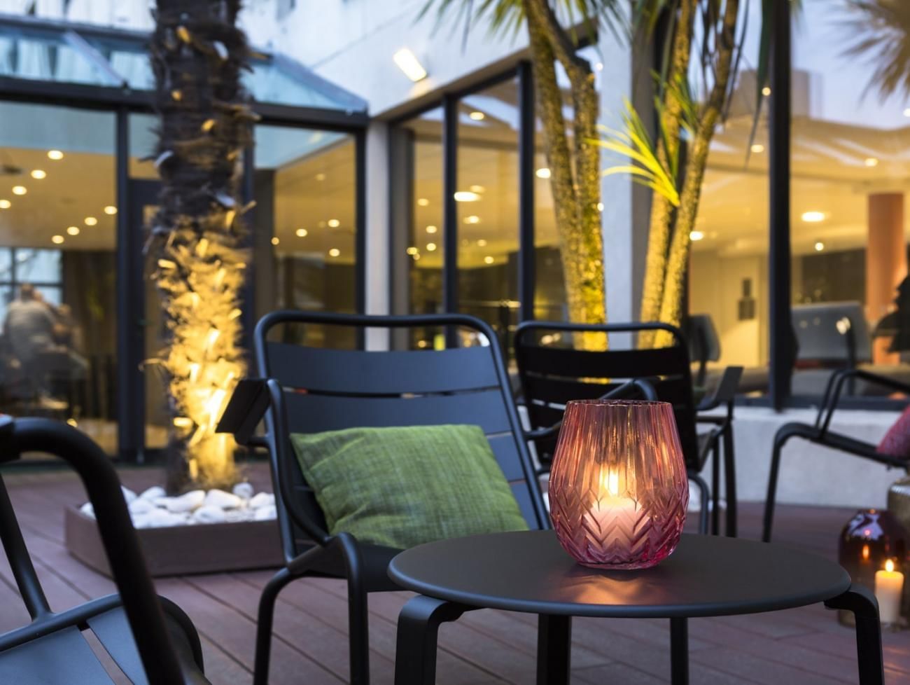 Un porte-bougie sur un tabouret extérieur aux Oceania Hotels