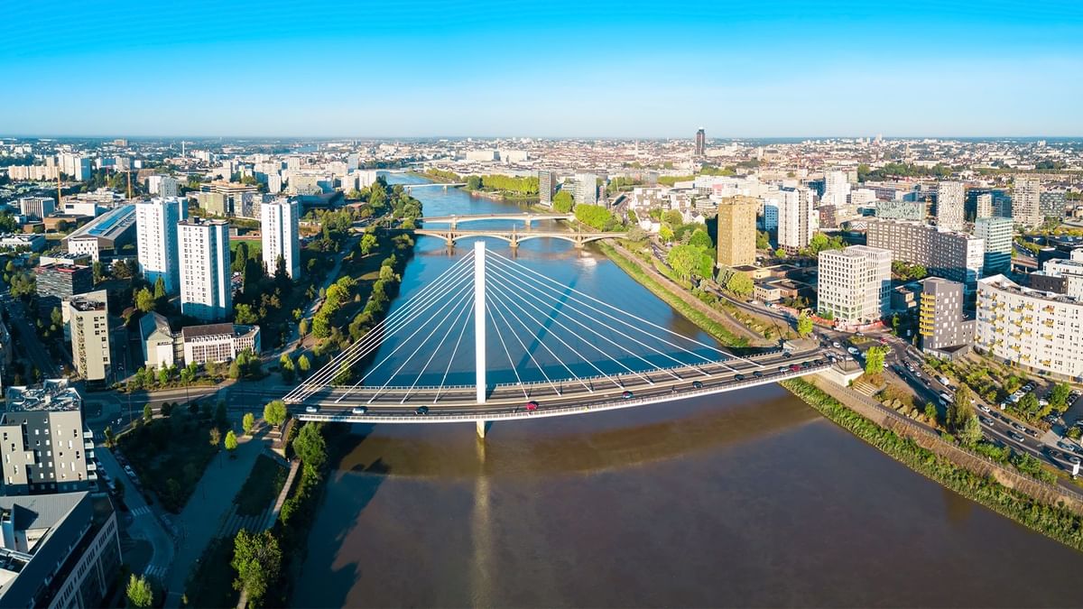 Vue aérienne de la ville avec rivière et pont près des Hôtels Oceania