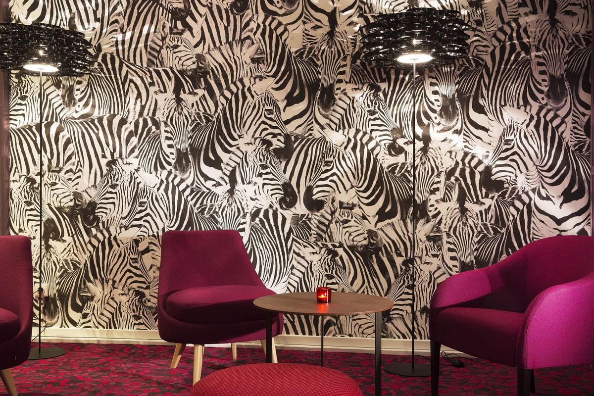 Espace hall avec papier peint motif zèbre aux Hôtels Oceania