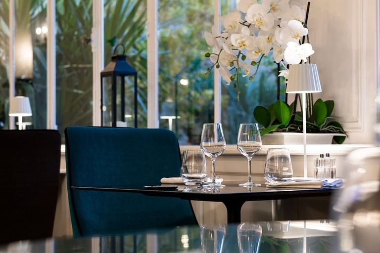 Table à manger avec verres et lumière personnelle aux Hôtels Oceania