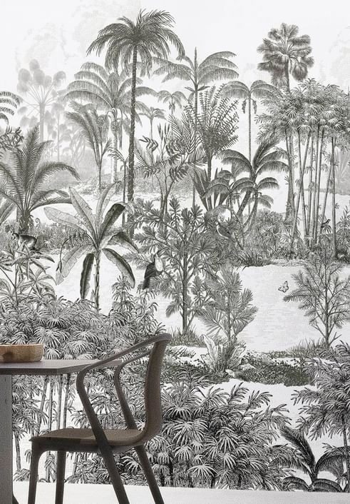 Table à manger et chaise avec une peinture en noir et blanc derrière aux Hôtels Oceania