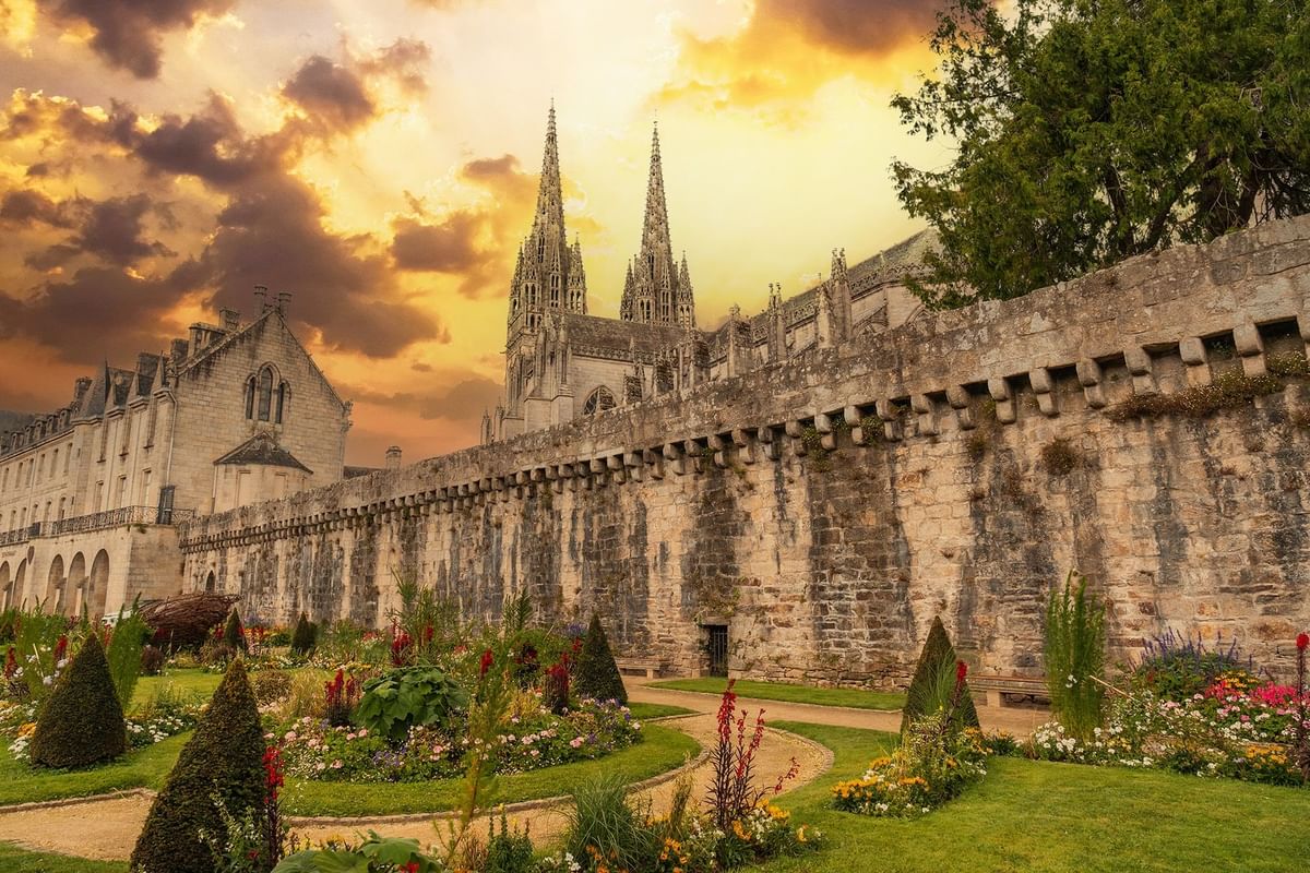 Vue extérieure de la Cathédrale Saint-Corentin près des Hôtels Oceania