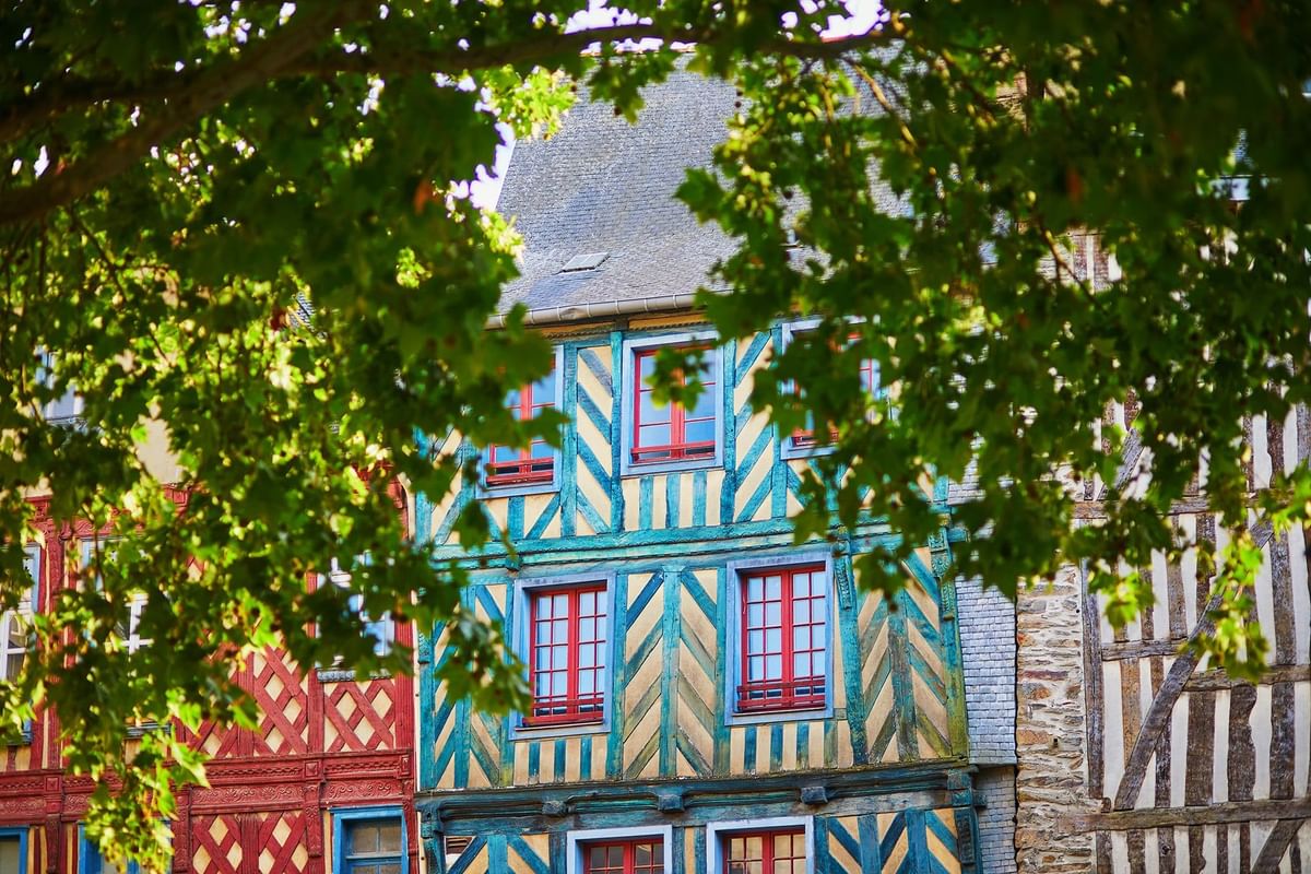 Bâtiment coloré dans la ville près des Hôtels Oceania