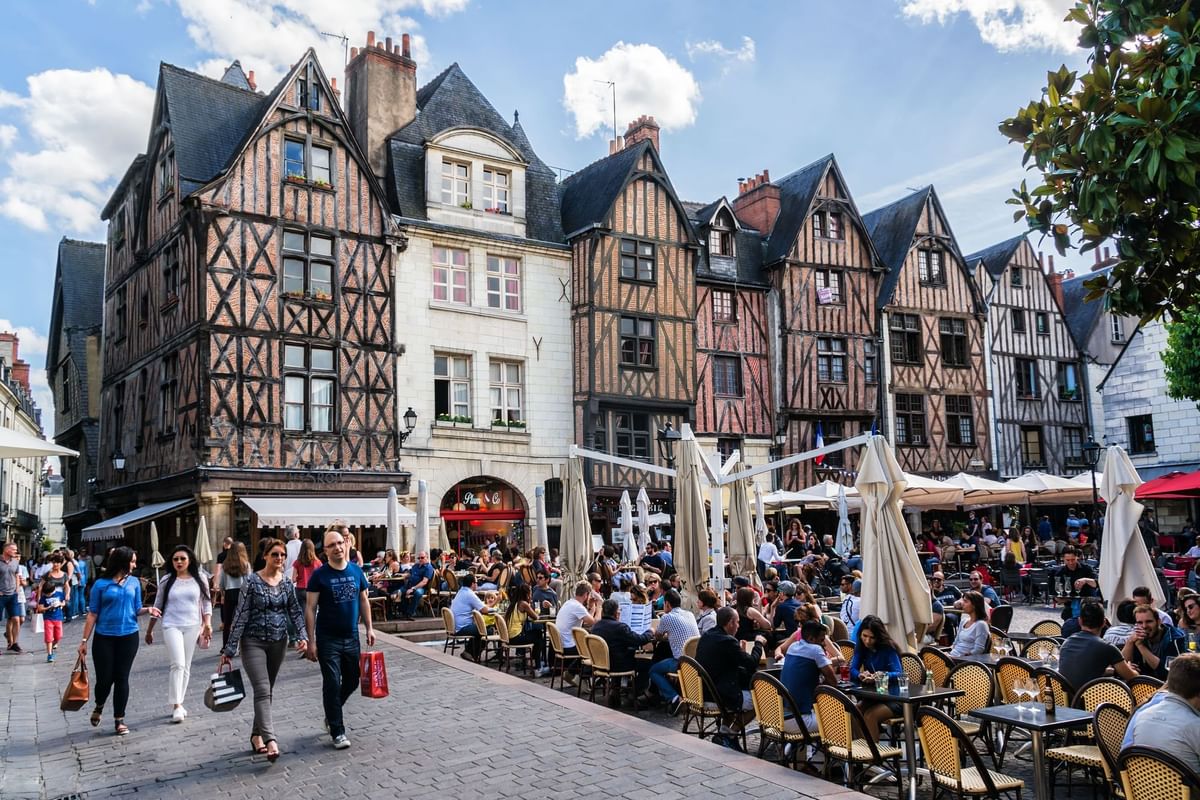 Une rue de la ville avec des gens profitant des repas en extérieur près des Hôtels Oceania