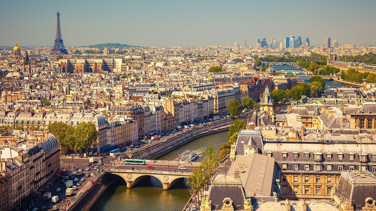 Vue de loin de la Tour Eiffel et de la ville près des Hôtels Oceania